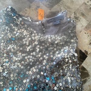 Top brands Vince  size small is good condition color dark in light gray